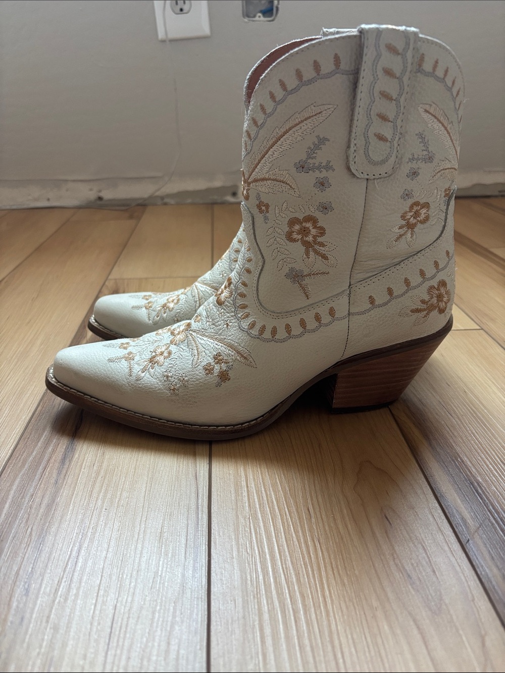 dingo Ivory Western Lace-Up Boots with Tan Embroidery - Picture 2 of 6